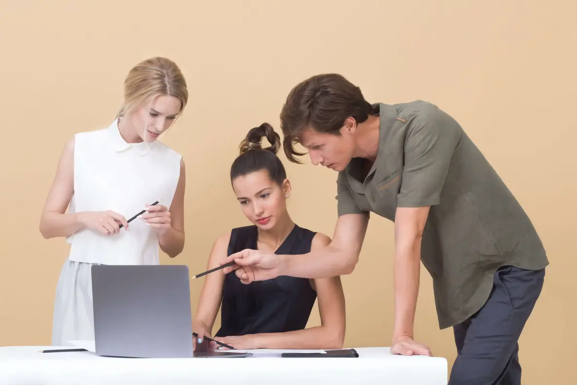 people discussing employee recognition programs best practices